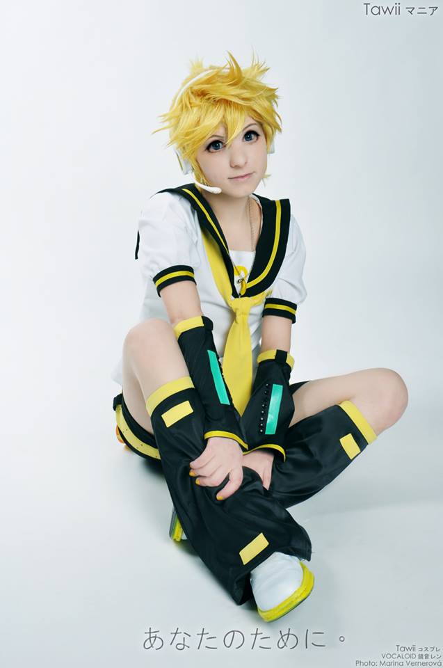 Cosplayer Tawii Szöllösy cosplaying Len.