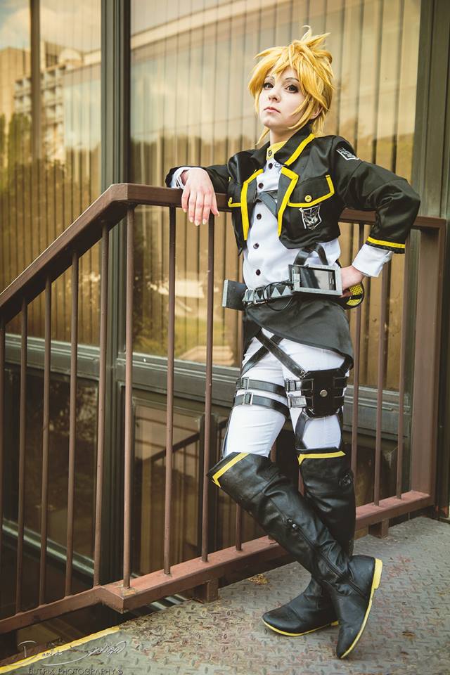Cosplayer Tawii Szöllösy cosplaying Len crossed with Attack on Titan.