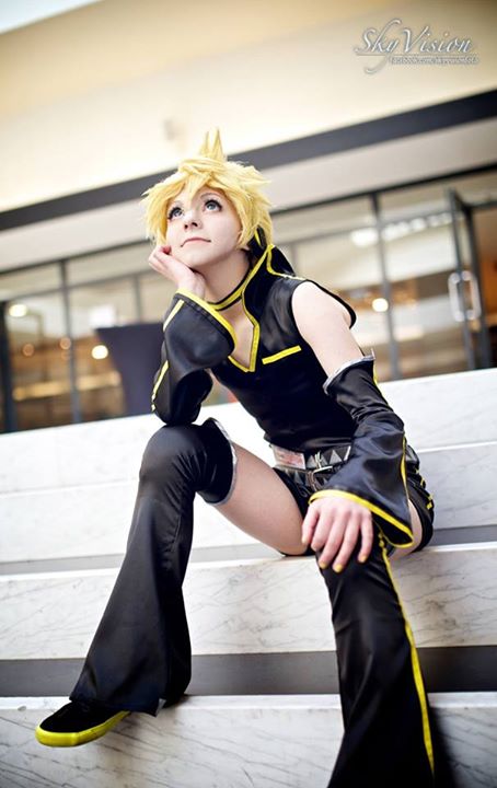 Cosplayer Tawii Szöllösy cosplaying Len Punkish Version.