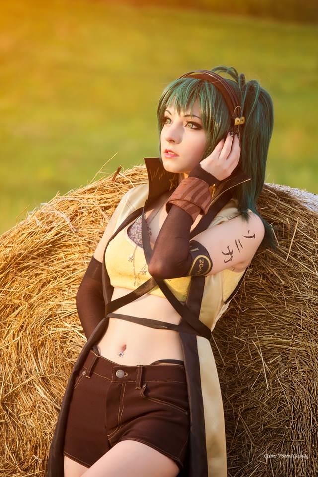 Cosplayer Tawii Szöllösy cosplaying SONiKA.