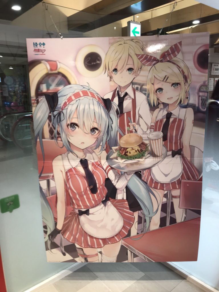 Un poster di Miku dentro il negozio Sweets Paradise